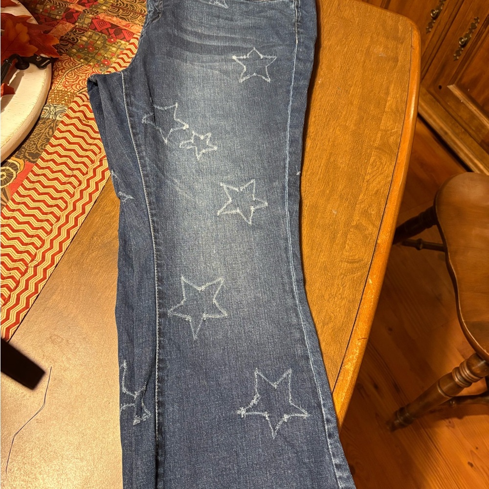 Peace Love World jeans with embroidered Star-detailing - Picture 2 of 8